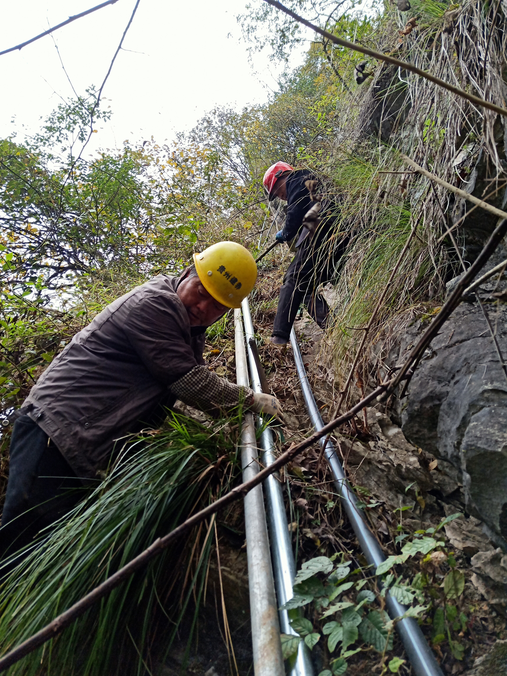 天鋤公司開展懸崖峭壁飲水安全管道施工簡報